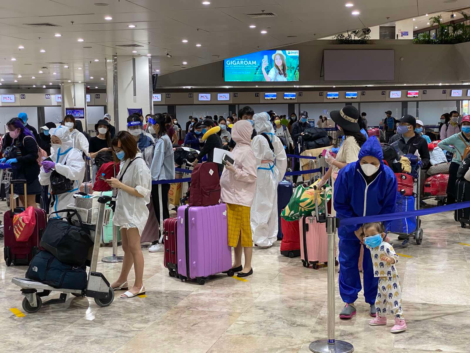 Tiếp tục đưa hơn 240 công dân Việt Nam từ Philippines về nước