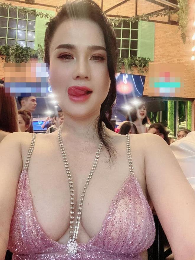 Chị gái Ngọc Trinh gợi cảm 0