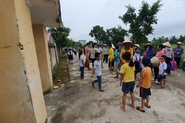 Thanh Hóa: Phản đối sáp nhập trường, hàng trăm phụ huynh cho con nghỉ học