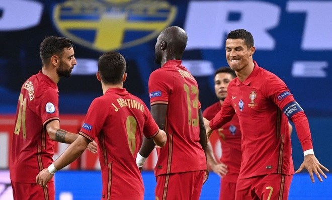 Ronaldo lập kỳ tích trong trận thắng 2-0 của Bồ Đào Nha trước Thụy Điển