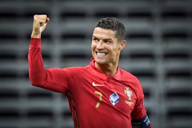 Ronaldo lập kỳ tích trong trận thắng 2-0 của Bồ Đào Nha trước Thụy Điển