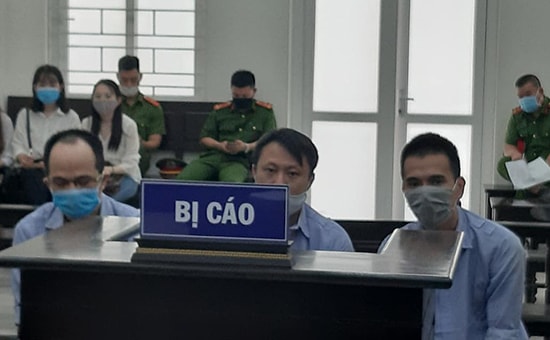 Nhiều bị cáo dắt nhau hầu tòa vì làm giả giấy tờ xe để vay tiền