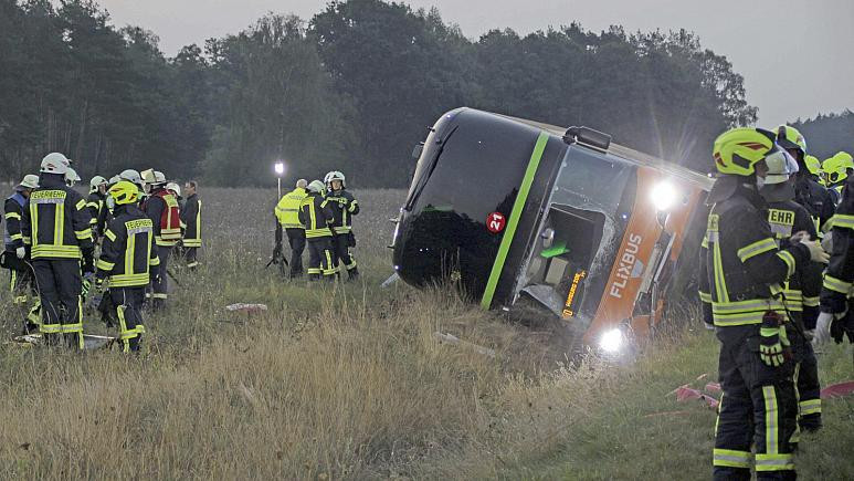 Lật xe bus ở Đức, 31 người bị thương