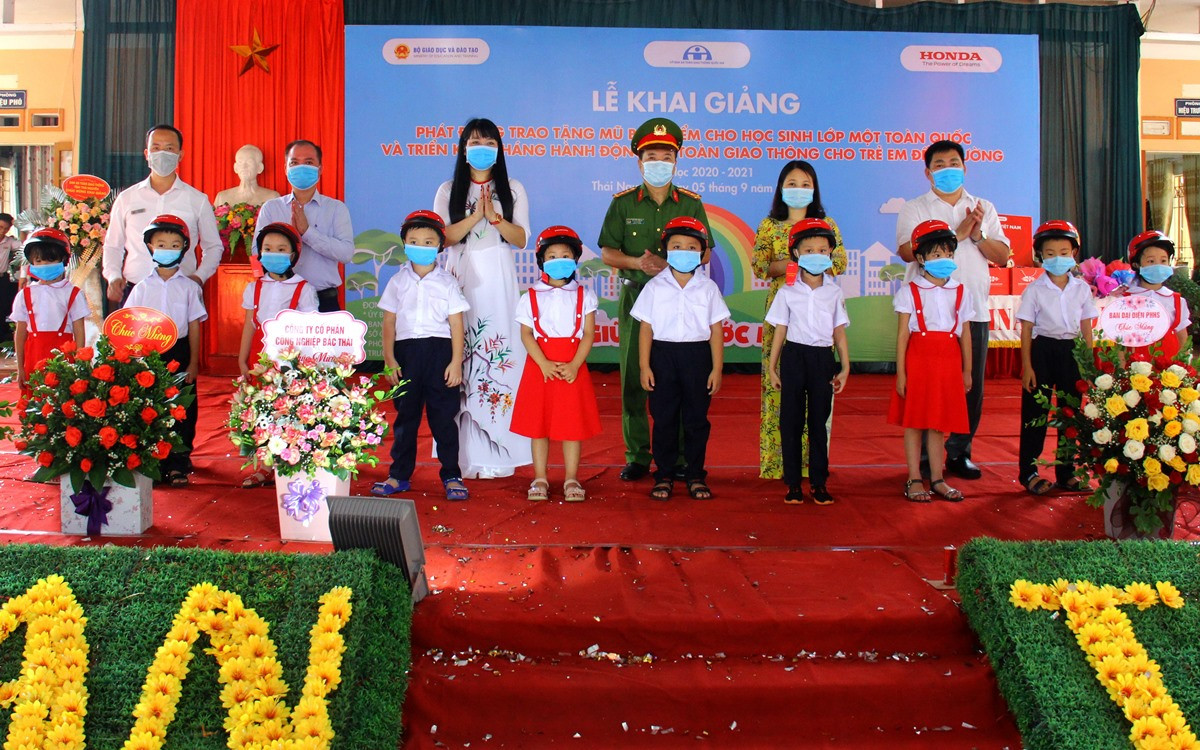 Công ty Honda Việt Nam trao tặng gần 26.000 mũ bảo hiểm cho học sinh 