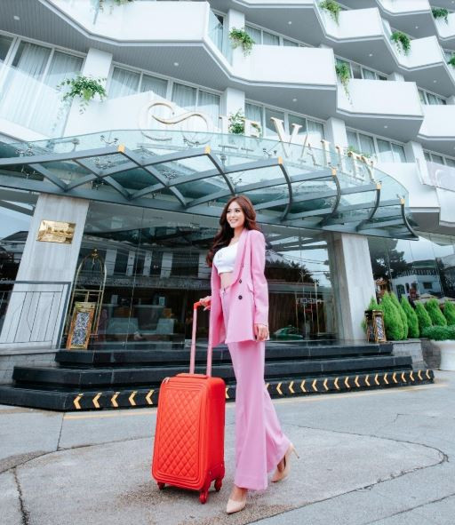 Hoa hậu Di Khả Hân khoe ảnh check-in tại khách sạn sang trọng Đà Lạt