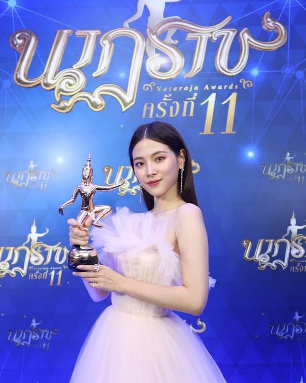 Mỹ nhân 'Chiếc lá cuốn bay' đẹp tựa nữ thần trong đêm trao giải 'Oscar Thái Lan', kéo đến ảnh hậu trường mà muốn xỉu 1