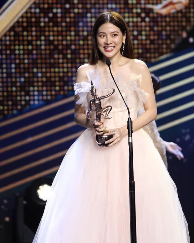 Mỹ nhân 'Chiếc lá cuốn bay' đẹp tựa nữ thần trong đêm trao giải 'Oscar Thái Lan', kéo đến ảnh hậu trường mà muốn xỉu 0