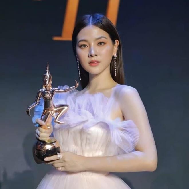 Mỹ nhân 'Chiếc lá cuốn bay' đẹp tựa nữ thần trong đêm trao giải 'Oscar Thái Lan', kéo đến ảnh hậu trường mà muốn xỉu 12