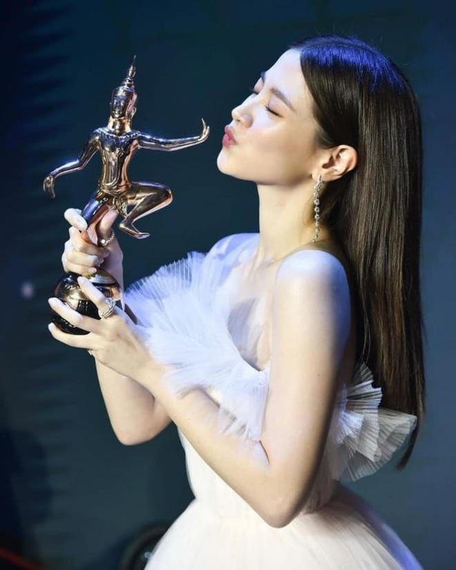 Mỹ nhân 'Chiếc lá cuốn bay' đẹp tựa nữ thần trong đêm trao giải 'Oscar Thái Lan', kéo đến ảnh hậu trường mà muốn xỉu 10