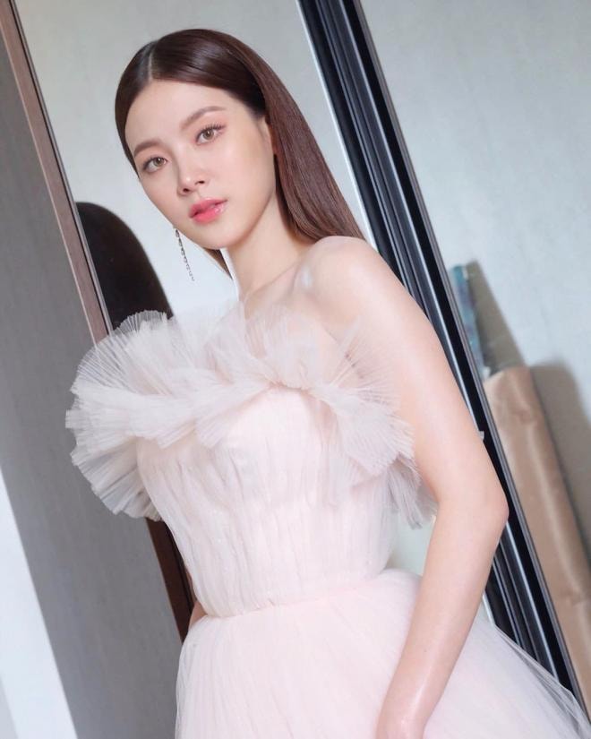 Mỹ nhân 'Chiếc lá cuốn bay' đẹp tựa nữ thần trong đêm trao giải 'Oscar Thái Lan', kéo đến ảnh hậu trường mà muốn xỉu 8