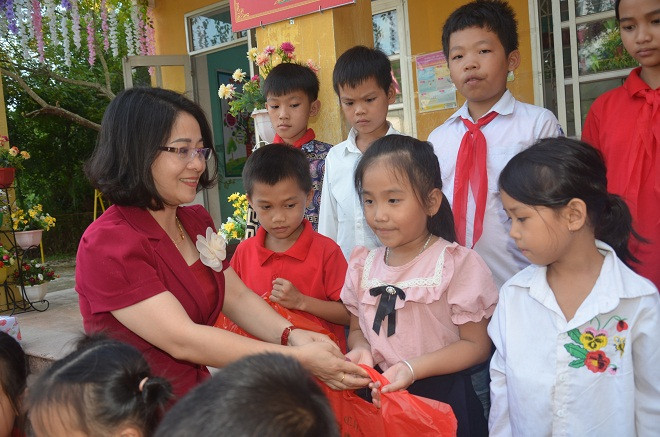 Báo Công lý và Tập đoàn Thiên Long tặng quà cho học sinh Trường Tiểu học xã Đồng Thắng