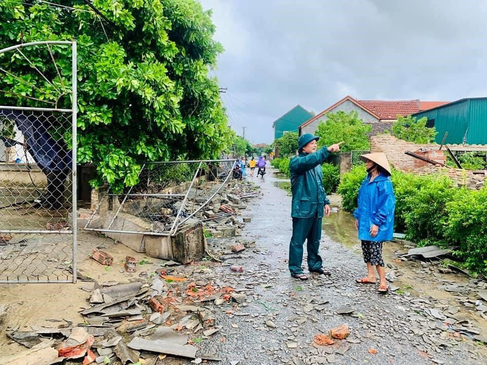 Lốc xoáy khiến hàng chục nhà dân ở Hà Tĩnh bị tốc mái, hư hỏng - Ảnh 2.