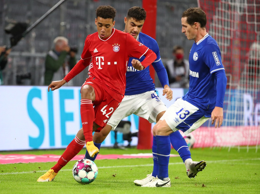 ĐKVĐ Bundesliga hủy diệt Schalke 8-0 ở trận ra quân