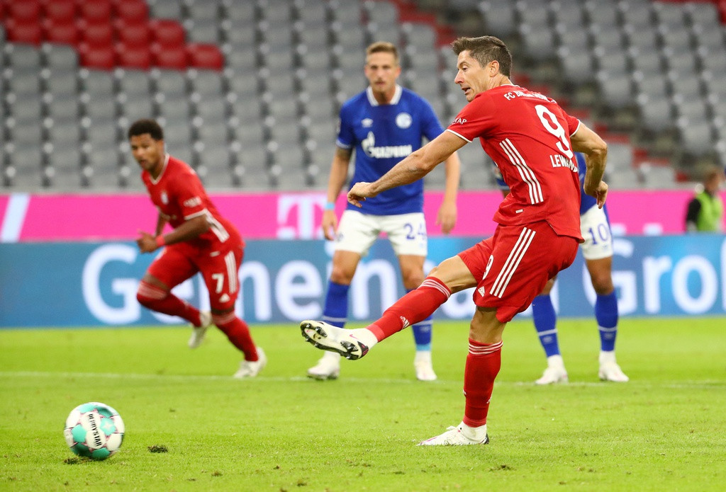ĐKVĐ Bundesliga hủy diệt Schalke 8-0 ở trận ra quân