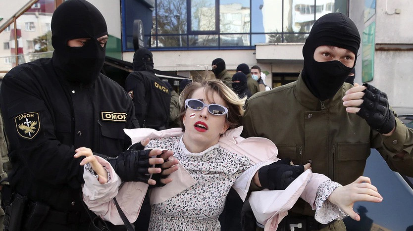 Hàng trăm phụ nữ Belarus bị bắt trong cuộc biểu tình đòi Tổng thống từ chức - 1