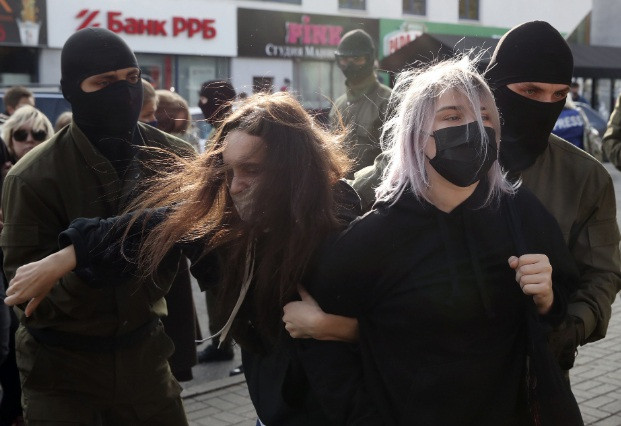 Hàng trăm phụ nữ Belarus bị bắt trong cuộc biểu tình đòi Tổng thống từ chức - 2