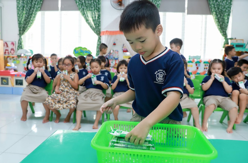 TP. Đà Nẵng tổ chức cho học sinh uống sữa học đường ngay ngày đầu tựu trường
