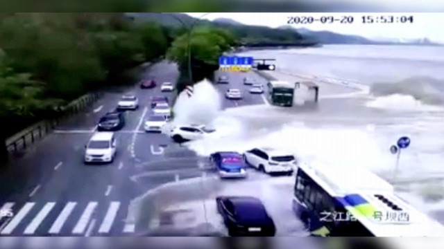 Sóng lớn cuốn phăng ô tô đang đi trên đường ở Trung Quốc - 1