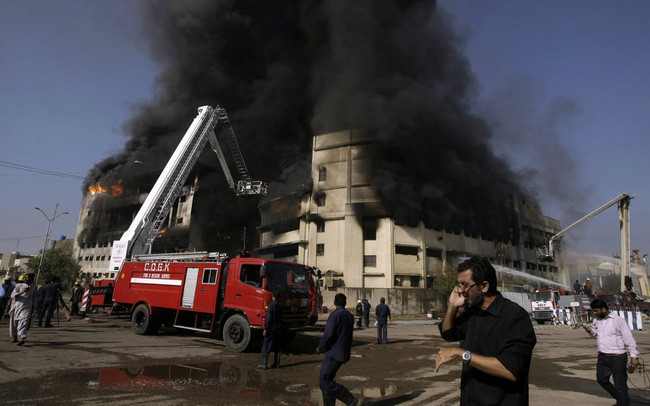 Hiện trường vụ cháy nhà máy may ở Karachi năm 2012. (Ảnh: AP)