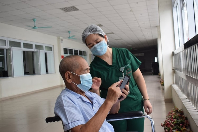 Bệnh nhân 1045 được công bố khỏi Covid-19, ngày 22/9 tại Bệnh viện Nhiệt đới Trung ương. Ảnh: Nguyễn Chi.