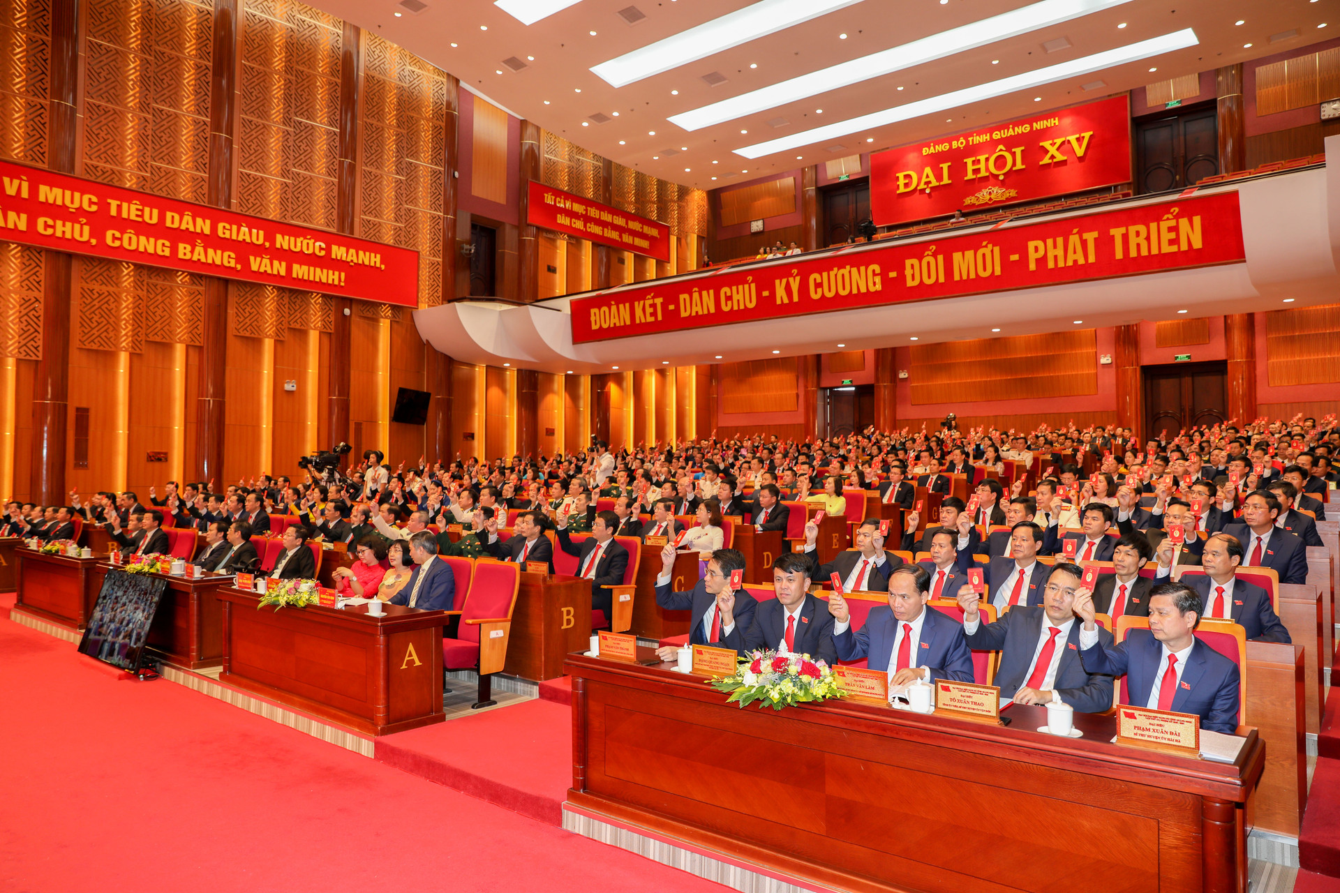 Bế mạc ĐHĐB Đảng bộ tỉnh Quảng Ninh lần thứ XV: Nâng cao đời sống nhân dân, vững chắc quốc phòng