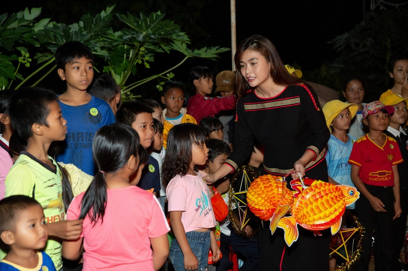 Hoa hậu H’Hen Niê tặng 500 phần quà cho trẻ em buôn làng dịp trung Thu