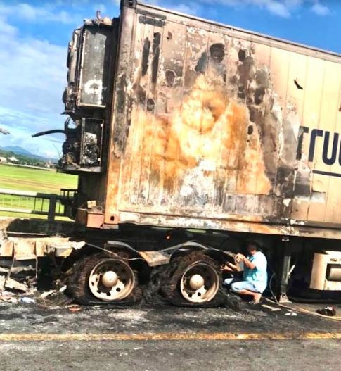 Xe container bất ngờ bốc cháy dữ dội khi đang lưu thông trên quốc lộ