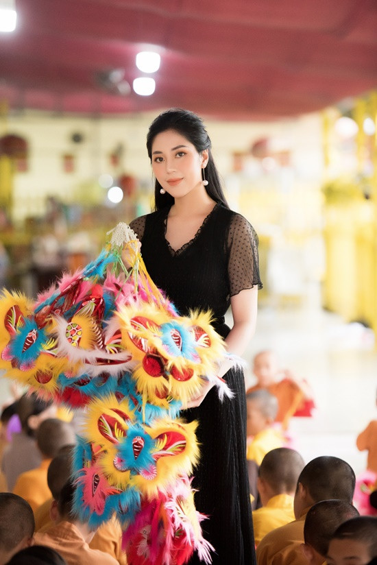 Hoa hậu Tô Diệp Hà mang Tết Trung thu sớm cho trẻ mồ côi