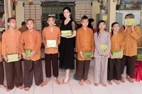 Hoa hậu Tô Diệp Hà mang Tết Trung thu sớm cho trẻ mồ côi