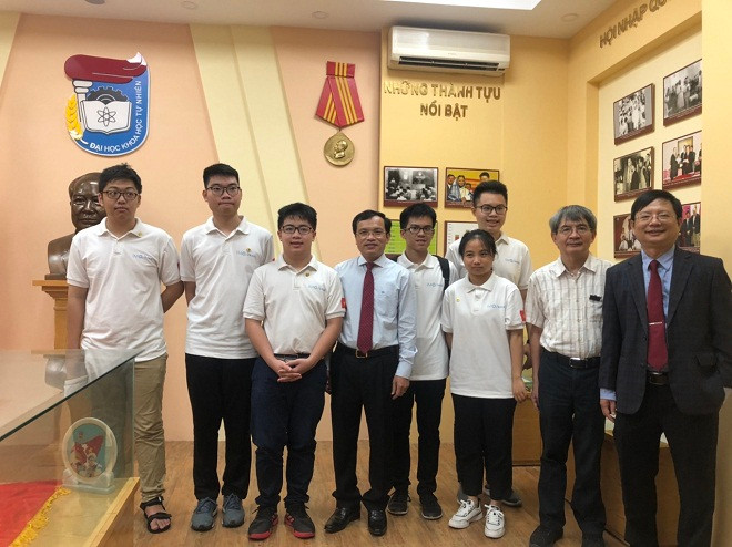 Lần đầu tiên học sinh lớp 10 Việt Nam giành huy chương vàng Olympic Toán học quốc tế