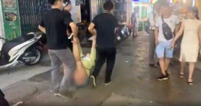 Công an xác minh vụ cô gái lột đồ đòi tiền trước cửa quán bar ở Hà Nội - 1