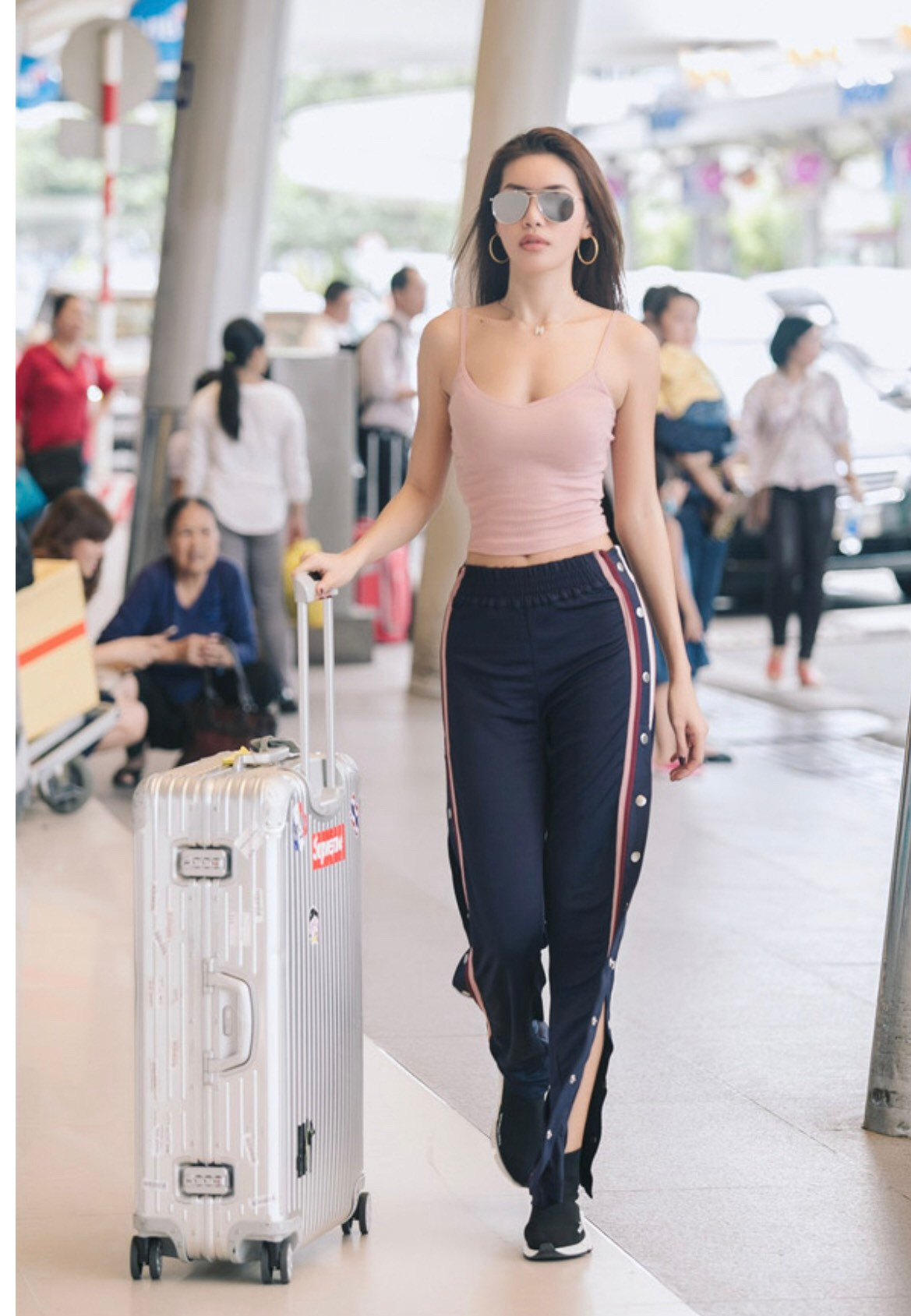 Cùng ngắm thời trang của dàn sao Việt khi ra sân bay