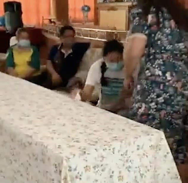 Người mẹ tát cô giáo một cú trời giáng sau khi thấy con bị dập đầu xuống bàn và đánh đập 9 Người mẹ tát cô giáo một cú trời giáng sau khi thấy con bị dập đầu xuống bàn và đánh đập 9