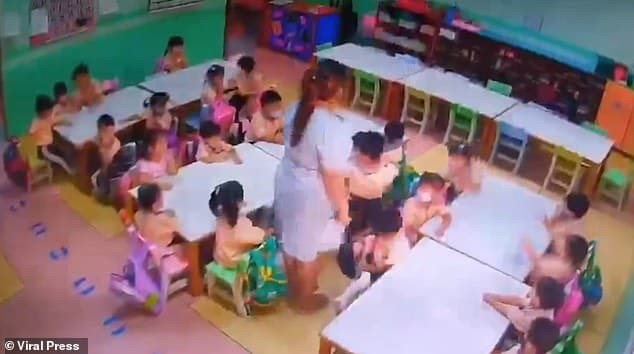 Người mẹ tát cô giáo một cú trời giáng sau khi thấy con bị dập đầu xuống bàn và đánh đập 4 Người mẹ tát cô giáo một cú trời giáng sau khi thấy con bị dập đầu xuống bàn và đánh đập 4