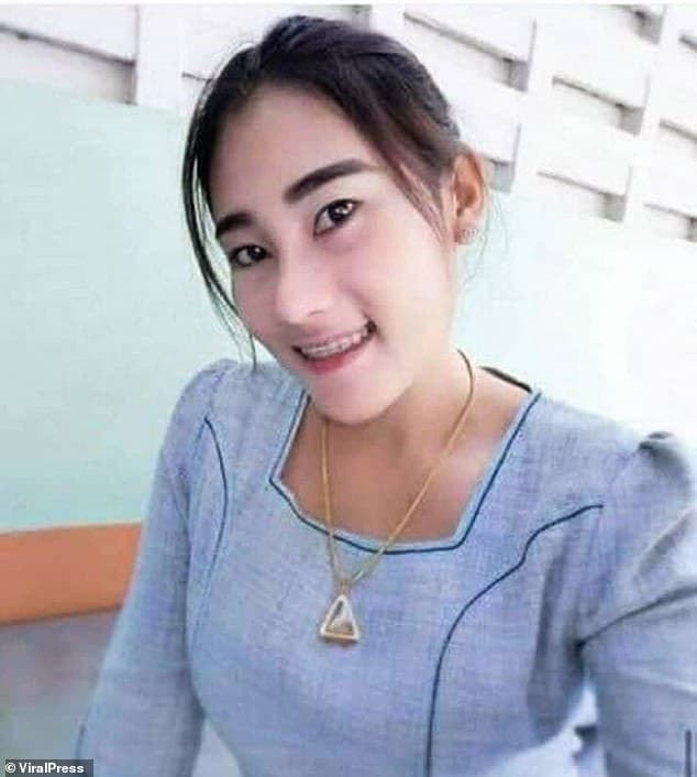 Người mẹ tát cô giáo một cú trời giáng sau khi thấy con bị dập đầu xuống bàn và đánh đập 11 Người mẹ tát cô giáo một cú trời giáng sau khi thấy con bị dập đầu xuống bàn và đánh đập 11