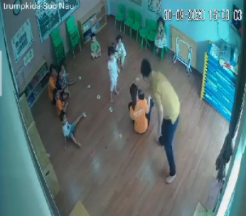 Lào Cai: Phụ huynh hành hung bé gái 2 tuổi ngay trên tay cô giáo