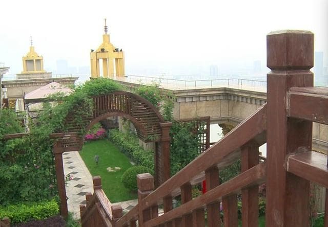 Vợ chồng 'Vi Phi' Trương Đình mua nhà cao hàng chục tầng, Lâm Thụy Dương đích thân chống nạng đến giám sát 3