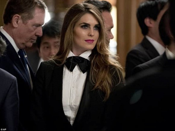 Nữ cố vấn xinh đẹp tiếp xúc thân cận với tổng thống Trump trước khi vợ chồng Tổng thống nhiễm COVID-19 là một người hỗ trợ đắc lực cho Tổng thống