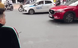 Bắt giam nam thanh niên đập phá xe máy sau va chạm giao thông với bà bầu