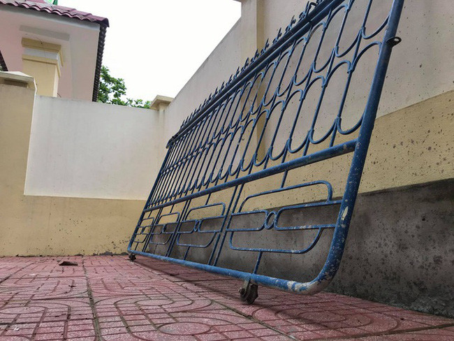 Chiếc cổng đổ sập làm một học sinh bị thương