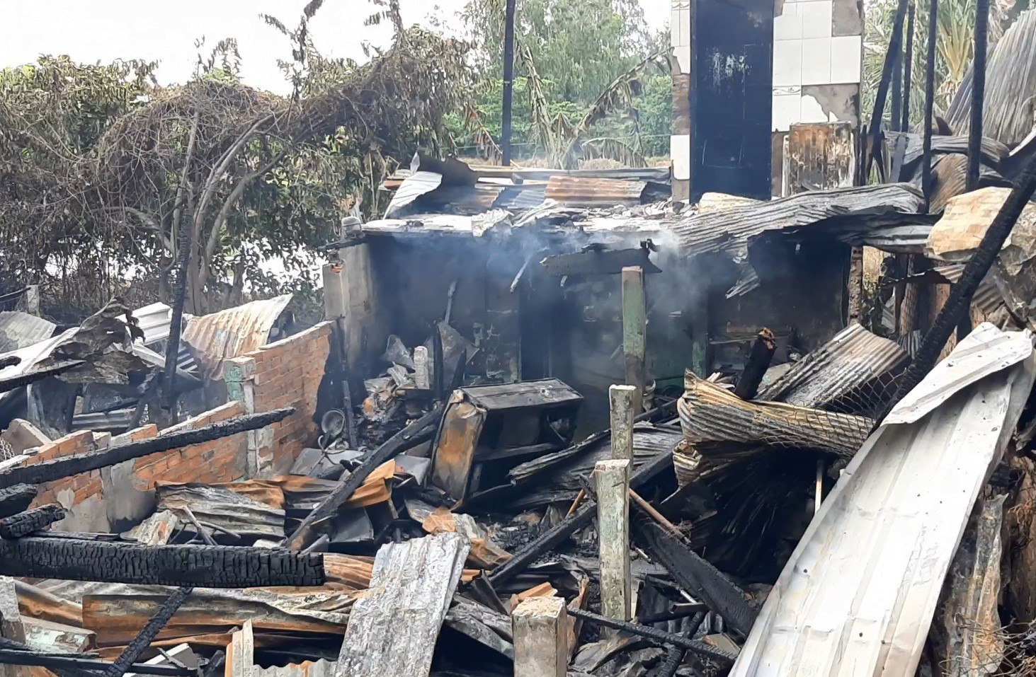 Hỏa hoạn thiêu rụi 3 nhà dân, thiệt hại gần nửa tỷ đồng - Ảnh 2.