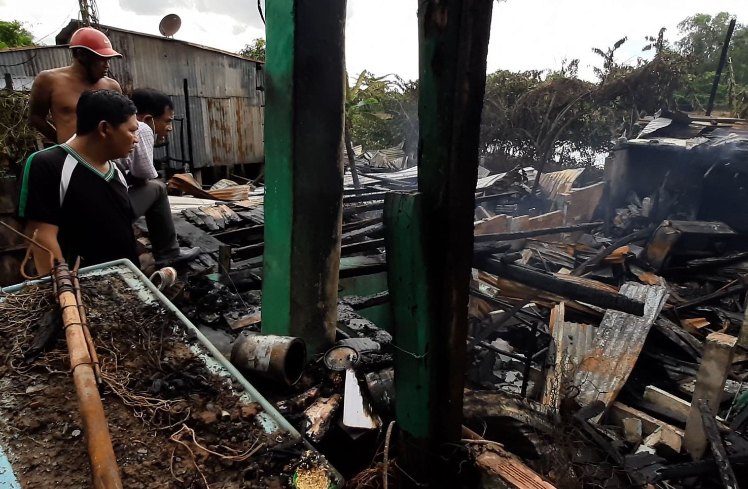 Hỏa hoạn thiêu rụi 3 nhà dân, thiệt hại gần nửa tỷ đồng - Ảnh 1.