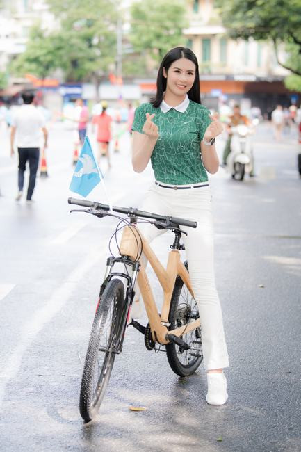 Ngọc Hân đạp xe quanh Hồ Gươm quảng bá cho thủ đô Hà Nội  