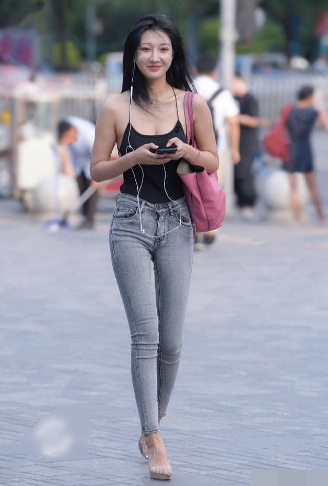 cô gái trên phố 0