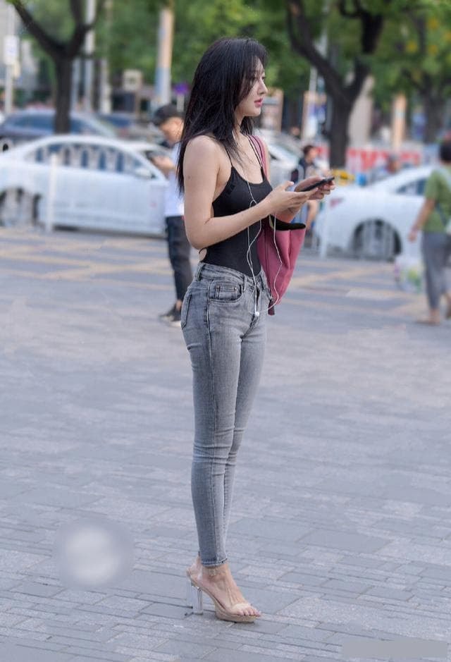 cô gái trên phố 4
