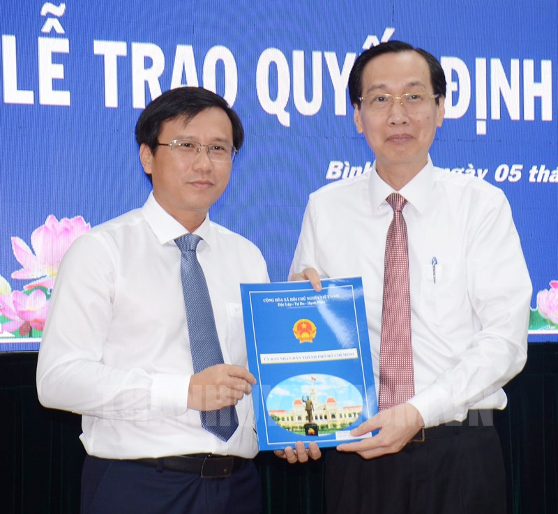 05-10-2020-trao-quyet-dinh-phe-chuan-ket-qua-bau-chuc-vu-chu-tich-ubnd-quan-binh-tan-doi-voi-dong-chi-nguyen-minh-nhut-2a286c58-details-w800-h737.jpg