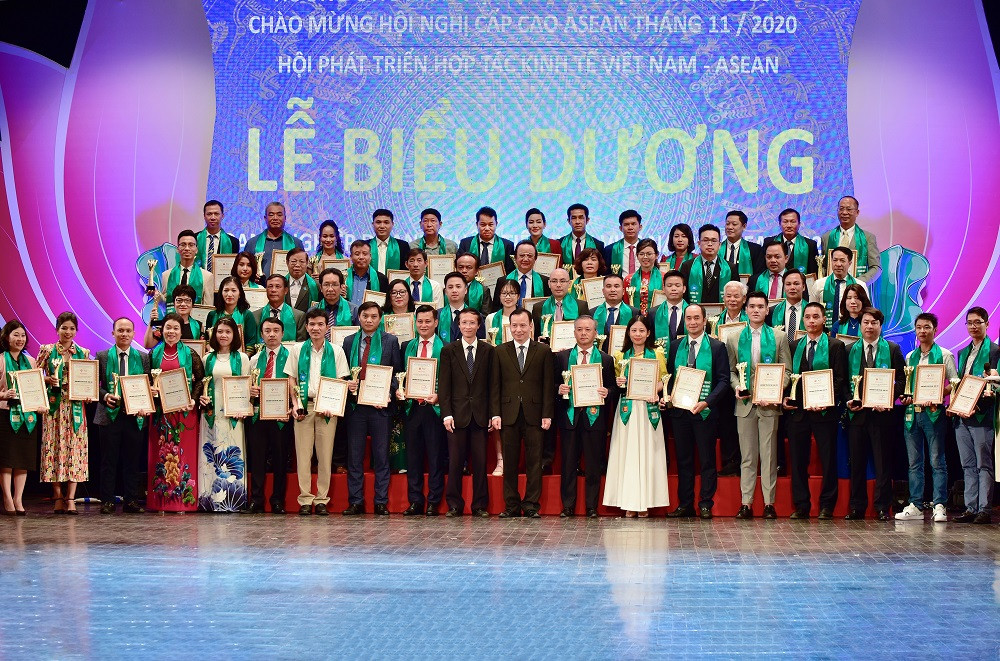 Các doanh nghiệp nhận danh hiệu “Doanh nghiệp tiêu biểu ASEAN 2020” chụp ảnh lưu niệm cùng đại biểu tham dự