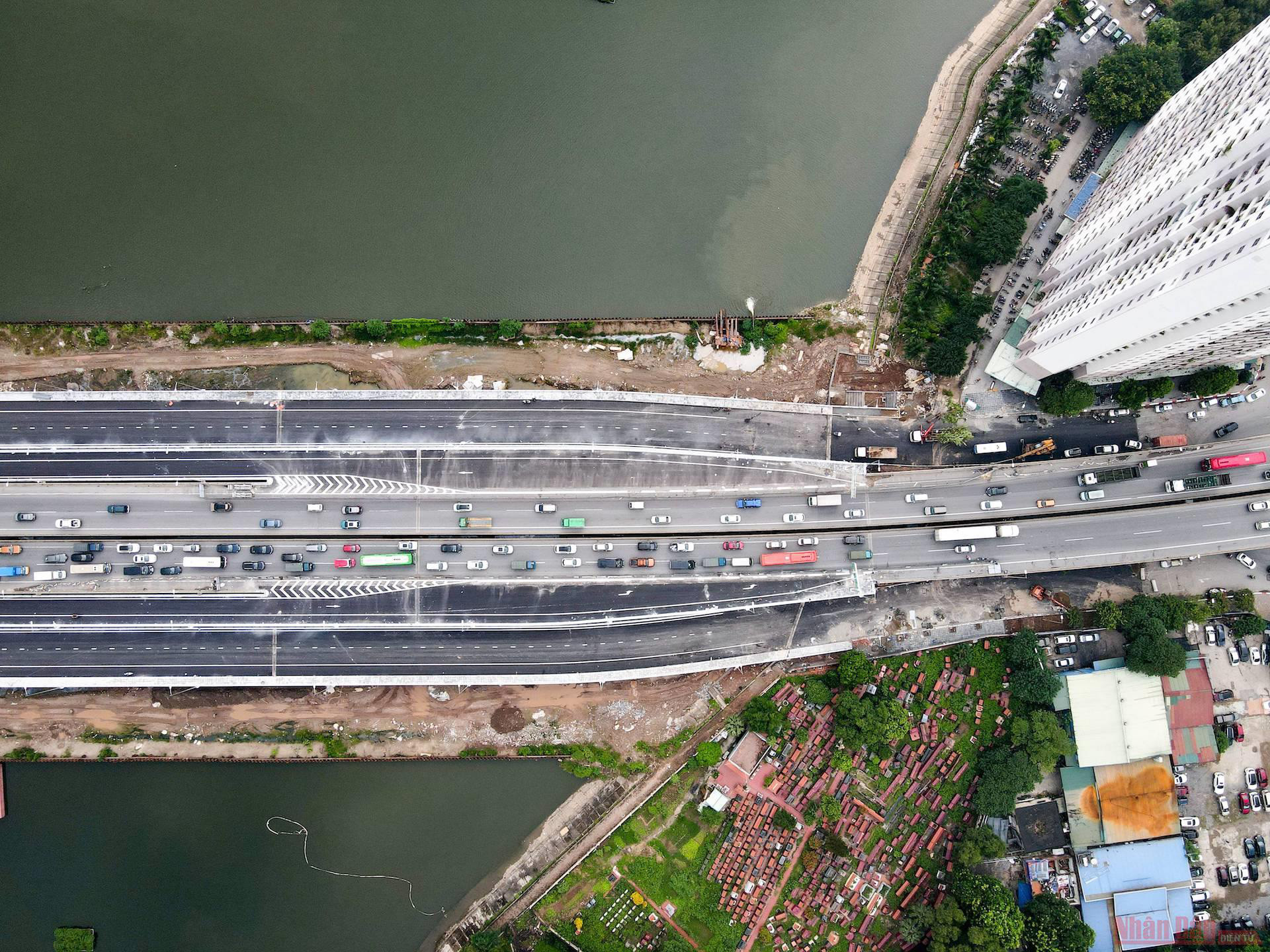 Cận cảnh cầu vượt thấp qua hồ Linh Đàm chính thức thông xe từ 6/10 - Ảnh 2.