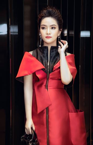 Nữ doanh nhân Thái Thiên Hồng Đào cuốn hút với phong cách thời trang hiện đại