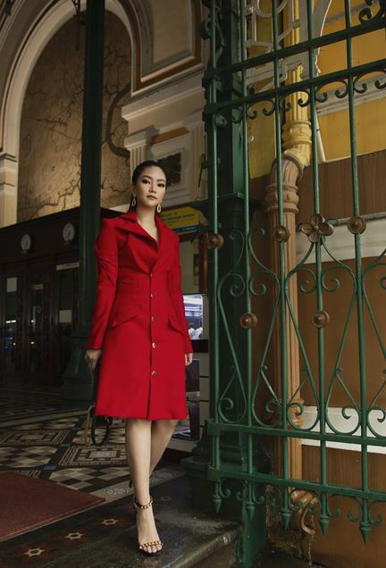 Nữ doanh nhân Thái Thiên Hồng Đào cuốn hút với phong cách thời trang hiện đại